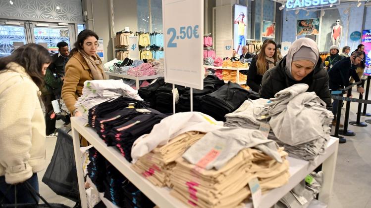 Vêtements moins chers en ligne on sale